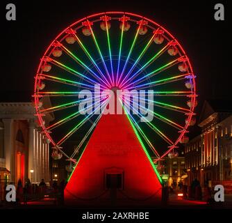 Deutschland, Baden-Württemberg, Karlsruhe, Riesenrad zum Weihnachtsfest auf dem Marktplatz. Stockfoto