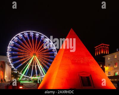 Deutschland, Baden-Württemberg, Karlsruhe, Riesenrad zum Weihnachtsfest auf dem Marktplatz. Stockfoto