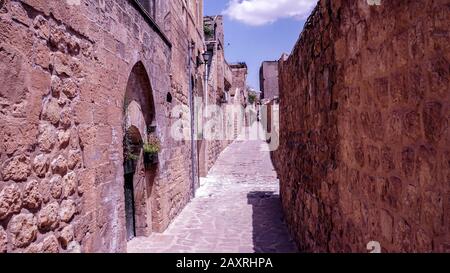 Schmale Straße der Altstadt, Budva, Montenegro - 20. august 2018, Budva zu den ältesten städtischen Siedlungen der adriatischen Küste, einem UNESCO-Weltheritag Stockfoto