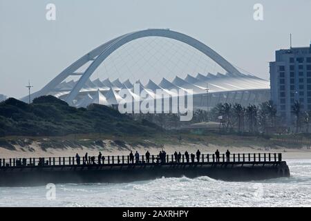 Durban City. Blick von der Bay of Plenty auf das Moses Mabhida Stadium. Stockfoto