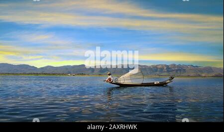 Intha-Fischer arbeiten am Morgen. August 2016 Standort von Inle Lake, Myanmar. Stockfoto