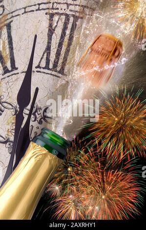 Silvester und Neujahr 2020, Champagnerflasche und Feuerwerk, Symbol Stockfoto