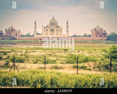 Taj Mahal Blick auf den Sonnenuntergang mit stimmungsvollen Himmel. UNESCO-Weltkulturerbe in Agra, Indien. Stockfoto