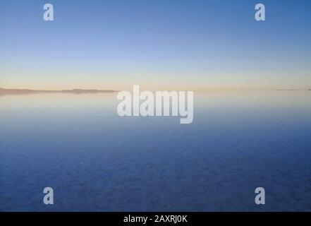 Die größte Salzwohnung der Welt, Salar de Uyuni in Bolivien, fotografiert bei Sonnenaufgang Stockfoto