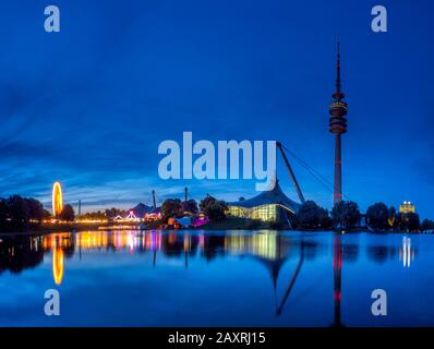 Sommerfest im Olympiapark mit Fernsehturm und Olympia See bei Nacht. Munich, Bayern, Deutschland, Europa Stockfoto