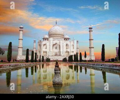 Taj Mahal Blick auf den Sonnenuntergang mit stimmungsvollen Himmel. UNESCO-Weltkulturerbe in Agra, Indien. Stockfoto