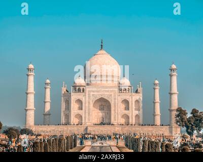 Taj Mahal Blick auf den Sonnenuntergang mit stimmungsvollen Himmel. UNESCO-Weltkulturerbe in Agra, Indien. Stockfoto