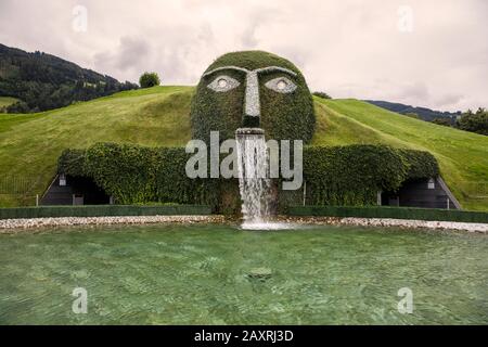 Giant, Andre Heller, Swarovski Kristallwelten, Innsbruck, spuckende Wasser, Berge Stockfoto