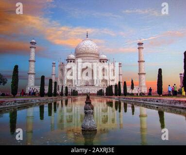 Panoramasicht auf Taj Mahal bei Sonnenuntergang spiegelt sich im Fluss Yamuna in Agra, Uttar Pradesh, Indien wider Stockfoto