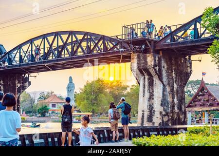 Kanchanaburi, THAILAND - FEBRUAR 9.2019: Unidentifizierte Touristen kamen zu Besuch und Aufnahmen vor Sonnenuntergang an Der Brücke Über den Fluss Kwai am Feb Stockfoto
