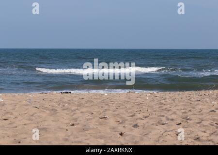 Landschaft für große Wasserwelle und blaues Meer vor blauem klarem Himmel mit Sandstrandhintergrund, Strand- und Himmelsbildern Stockfoto
