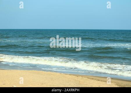 Landschaft für große Wasserwelle und blaues Meer vor blauem klarem Himmel mit Sandstrandhintergrund, Strand- und Himmelsbilder, Konzept für die Kraft der Natur Stockfoto