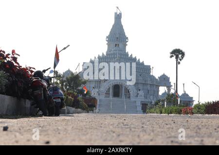 Architektur des Jain-Tempels, nahe des jain-tempels aus weißem Marmor, buddha-gottes-Tempel im Chennai, Tempelkonzept für spirituelle Macht in Stockfoto