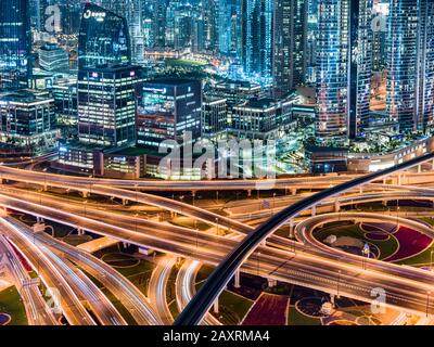 Ein Schuss der Stadt Dubai, der die Kreuzung Scheich Zayed Road zeigt Stockfoto