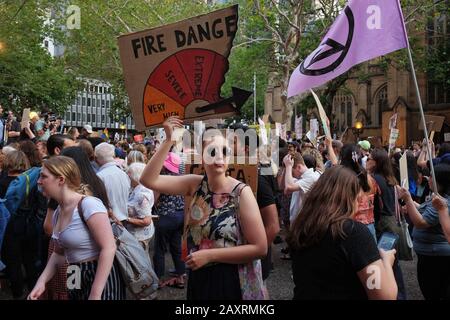 Junge Frau hält eine halbe Brandgefahr auf dem Sydney Climate Crisis Sack Scomo, Uni Studenten für Climate Change & Justice Rally Stockfoto