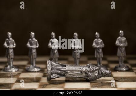 Сhess als abstraktes Konzept. Der König ist tot, es lebe der König! Stockfoto