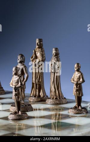 Сhess als abstraktes Konzept. Wunderschönes antiker Schachzug auf Schachbrett aus Marmor. Stockfoto