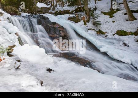 Tiefgefrorener Wasserfall im Winter, Rieslochfälle, Bodenmais, Nationalpark Bayerischer Wald, Bayern, Deutschland Stockfoto