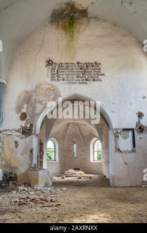 Deutscher Sprachtext in gotischer Schrift im Inneren der zerstörten mittelalterlichen sächsischen Wehrkirche in Dobirca, ehemaliges Deutsch, heute Zigeunerdorf, Siebenbürgen Rumänien Stockfoto