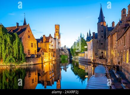 Skyline der Stadt Brüggen mit Kanal in der Nacht in Belgien. Stockfoto