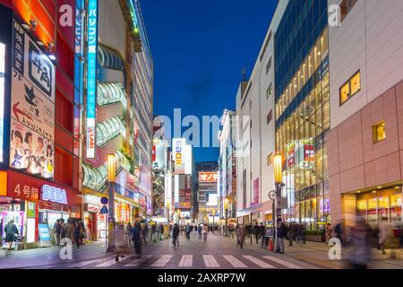 Tokio, Japan - 16. April 2018: Nacht in Akihabara die elektrische Stadt in Tokio, Japan. Stockfoto