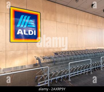 Sydney, Australien - 13. Mai 2019: Einkaufswagen für Aldi Supermärkte vor einem australischen Aldi-Laden, der Teil der deutschen Aldi-Gruppe ist. Stockfoto