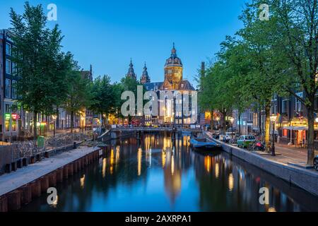 Die Skyline der Stadt Amsterdam mit dem Wahrzeichen der Kirche Sankt Nikolaus in der niederländischen Stadt Amsterdam. Stockfoto