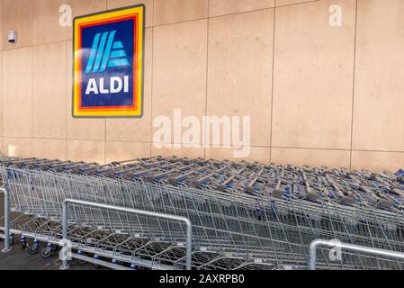 Sydney, Australien - 13. Mai 2019: Einkaufswagen für Aldi Supermärkte vor einem australischen Aldi-Laden, der Teil der deutschen Aldi-Gruppe ist. Stockfoto