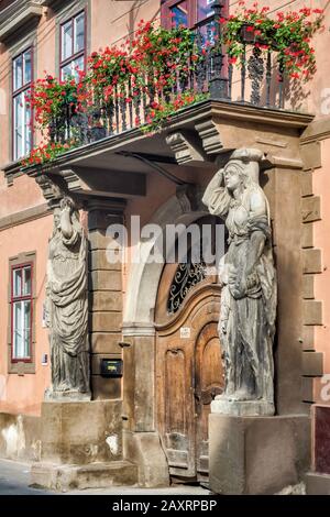 Caryatids House (Casa de Cariatide) an der Strada Mitropoliei in Sibiu, Siebenbürgen, Rumänien Stockfoto