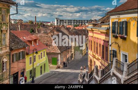 Strada Ocnei in der Unterstadt (Orasul de Jos) von der Brücke Liars (Podul Minciunilor) in Sibiu, Siebenbürgen, Rumänien, aus gesehen Stockfoto