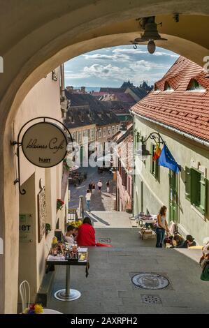 Strada Turnului in der Unterstadt, von Pasajul Scarilor aus gesehen, durch Den Treppensturm (Turnul Scarilor) in Sibiu, Siebenbürgen, Rumänien Stockfoto