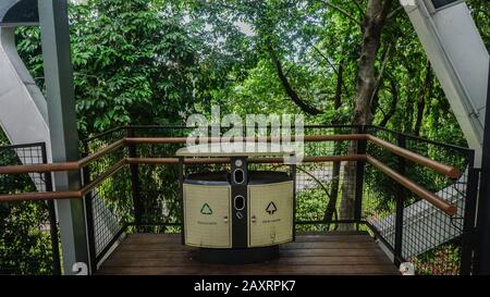 Ein moderner Mülleimer in einem Park in der Innenstadt von Jakarta, Indonesien Stockfoto