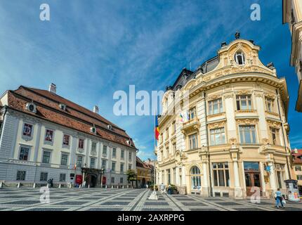 Brukenthal-Nationalmuseum, Banca Agricola in Piata Stute (großer Platz) in Sibiu, Siebenbürgen, Rumänien Stockfoto