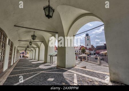 Arkaden im Haus der Künste (Casa Artelor), Piata Mica (kleiner Platz) in Sibiu, Siebenbürgen, Rumänien Stockfoto