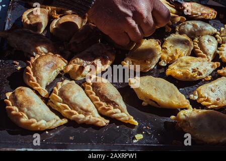 Küchenbrunnen mit frischen, hausgemachten Empanadas (detailgetreue Nahaufnahme; selektiver Fokus) Stockfoto