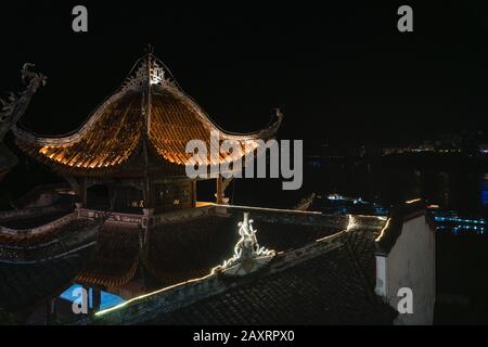 Zhang Fei Tempel am Ufer des Jangtsekiang-Flusses in der Nacht, erbaut zur Erinnerung an Zhang Fei Han und seine Dynastie in Drei Königreichen Zeit. Es hat Geschichte o Stockfoto