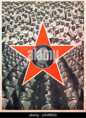 Rote Armee. Aus dem sowjetischen Propagandabuch von 1937. Marschall Voroshilov vor dem Hintergrund des roten Sterns. Stockfoto