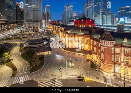 Übernachtung in der Stadt Tokio mit Blick auf den Bahnhof Tokio in Japan. Stockfoto