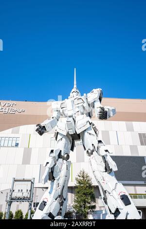 Tokio, Japan - 3. Januar 2020: RX-0 Unicorn Gundam vor dem Diver City Tokyo Plaza in Odaiba, Tokio. Stockfoto