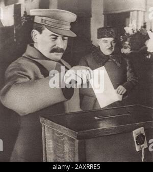 Joseph Stalin und Kliment Woroschilow. Joseph Stalin (1878 - 1953) war ein georgischer Revolutionär und Sowjetrepolitiker, der die Sowjetunion von der m anführte Stockfoto