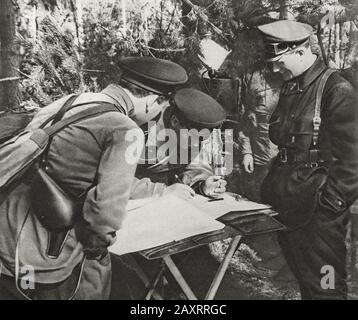 Rote Armee in den 1930er Jahren. Aus dem sowjetischen Propagandabuch von 1937. Die sowjetischen Offiziere, die Karte zu studieren und die Aufgabe zu stellen Stockfoto