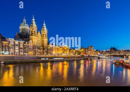 Die Skyline der Stadt Amsterdam mit dem Wahrzeichen der Nacht in den Niederlanden. Stockfoto