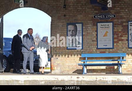 Kings Lynn, Großbritannien. Februar 2020. Königin Elizabeth II. Kommt nach ihrer Winterpause zur Kings Lynn Station und ist bereit, heute nach London zurückzukehren. Die Königin fing einen öffentlichen Zug vom Bahnhof Kings Lynn ab, wobei viele Mitfahrer nicht wussten, dass sie mit ihnen unterwegs war. HM Queen Elizabeth II. Verlässt Kings Lynn am 11. Februar 2020 mit dem Zug in Kings Lynn, Norfolk, Großbritannien. Credit: Paul Marriott/Alamy Live News Stockfoto