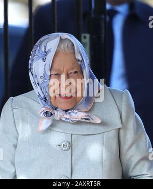 Kings Lynn, Großbritannien. Februar 2020. Sturm Ciara hat möglicherweise verhindert, dass Königin Elisabeth II. Am Sonntagmorgen in Sandringham an der St. Mary Magdala Church teilnahm, aber sie hat ihre Majestät nicht davon abgehalten, heute, nach ihrer Winterpause, nach London zurückzukehren. Die Königin fing einen öffentlichen Zug vom Bahnhof Kings Lynn ab, wobei viele Mitfahrer nicht wussten, dass sie mit ihnen unterwegs war. HM Queen Elizabeth II. Verlässt Kings Lynn am 11. Februar 2020 mit dem Zug in Kings Lynn, Norfolk, Großbritannien. Credit: Paul Marriott/Alamy Live News Stockfoto