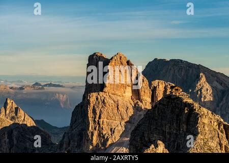 Cortina d'Ampezzo, Belluno, Venetien. Italien. Averau und Nuvolau mit der Schutzhütte bei Sonnenaufgang Stockfoto