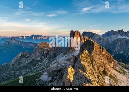 Cortina d'Ampezzo, Belluno, Venetien. Italien. Averau und Nuvolau mit der Schutzhütte bei Sonnenaufgang Stockfoto