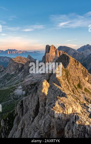 Cortina d'Ampezzo, Belluno, Venetien. Italien. Averau und Nuvolau mit der Schutzhütte bei Sonnenaufgang Stockfoto