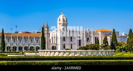 Lissabon, Portugal: Blick auf das Kloster Jeronimos oder das Kloster Hieronymites, ehemaliges Kloster des Orden des Heiligen Jerome und das Meeresmuseum Stockfoto