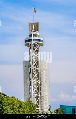 Lissabon, Portugal - April 2019: Vasco da Gama Tower, ein 145 Meter (476 ft) großer Gitterturm mit Wolkenkratzer im Parque das Nacoes Stockfoto