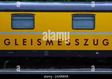 Nahaufnahme der gelben Karosserie eines Gleiszugs oder Schienenfahrzeugs. Stockfoto